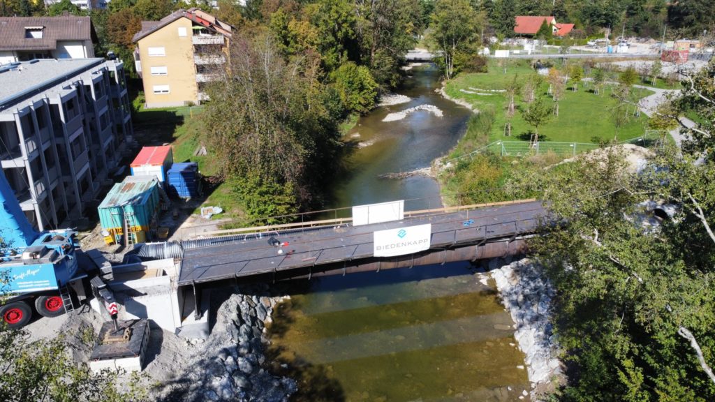 25-Meter-Brücke für die Landesgartenschau 2024  Vogelperspektive mit Bäumen und einem Fluss